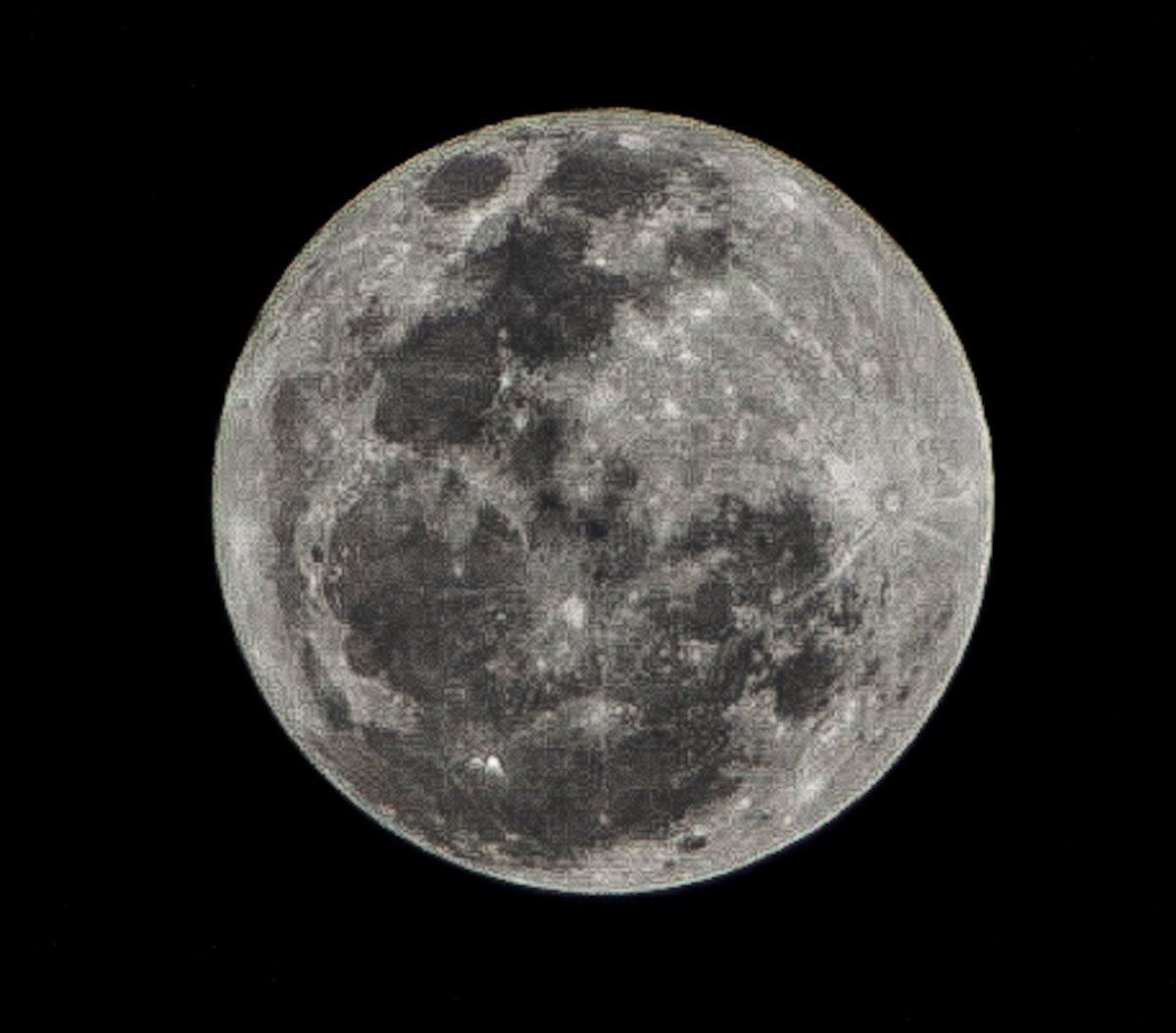 ObservatorioPG's tweet photo. Amanhã é o dia. Hoje ela estava magestosa. Nesta segunda a Super Lua cheia trará ainda mais beleza ao céu. 
Destaque cratera Thyco - 80km de diâmetro e 3.000 de profundidade. Da para viver uma vida lá dentro sem se dar conta.
#observatoriopg #astronomia #lua #meade #canon https://t.co/Otr3zT471s