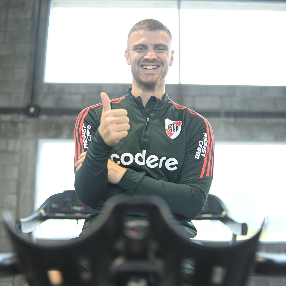 El Vikingo viendo como usás un tuit en él. 😍