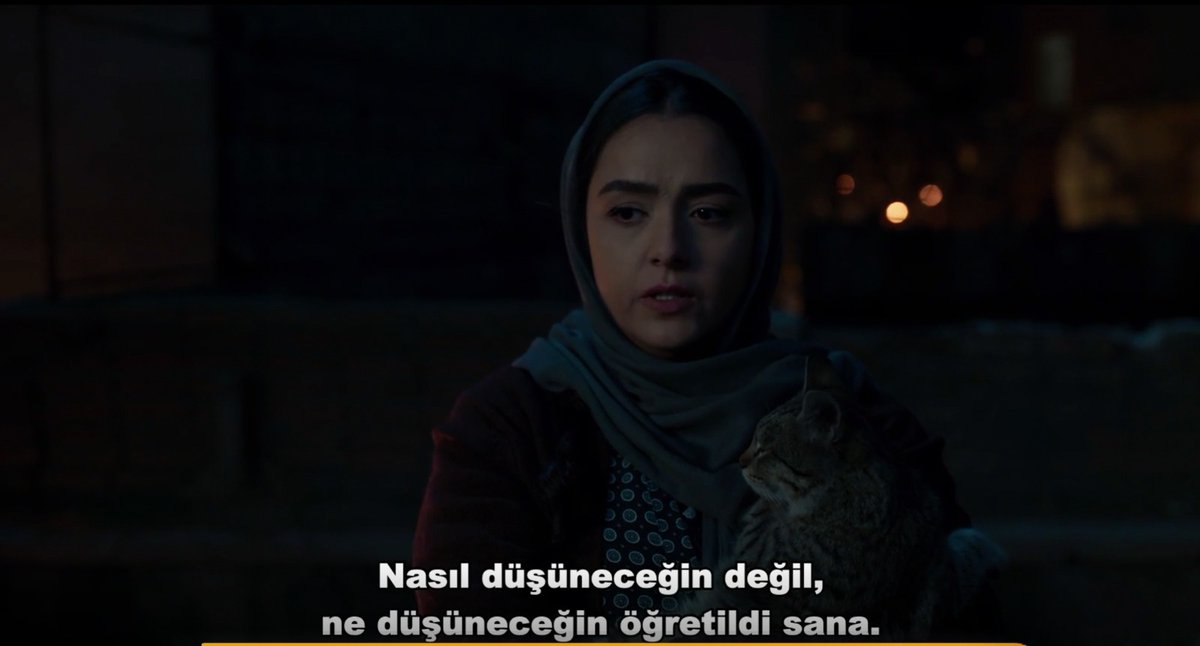 SarezNezan's tweet photo. "Nasıl düşüneceğin değil, ne düşüneceğin ögretildi sana." 
İşte bütün Ortadoğuyu özetleyen cümle...Leyla'nın Kardeşleri, Saeed Roustayi, 2022

#film #felsefe #iransineması https://t.co/QO36mZBt5Z