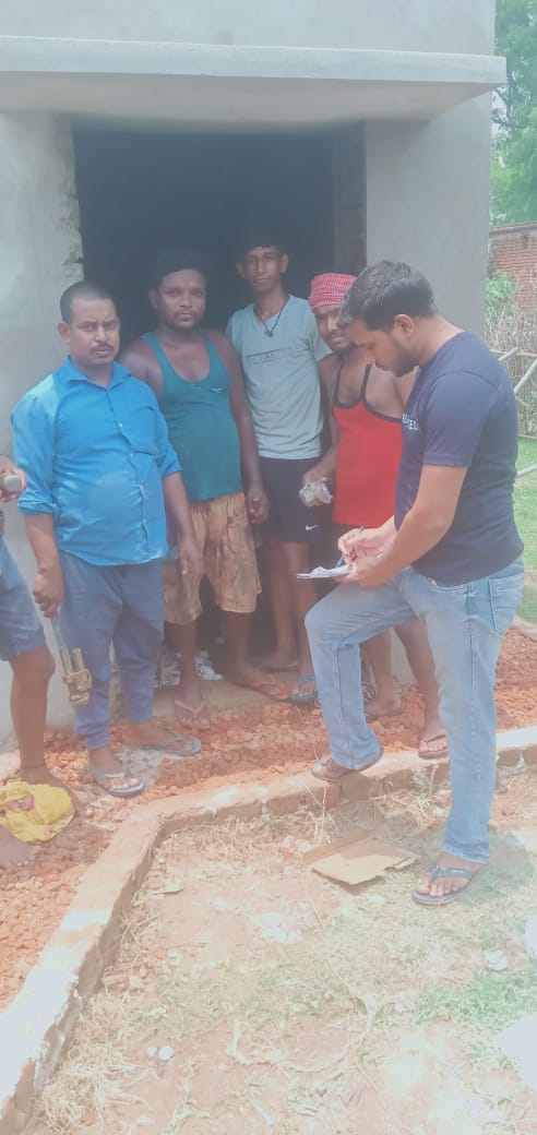 Totalreliefforu's tweet photo. With the help of IEC Material our ORW 1 explains that How HIV can transmit and New Registration done by our ORW 2.. of Migrants https://t.co/frRERrNLyz