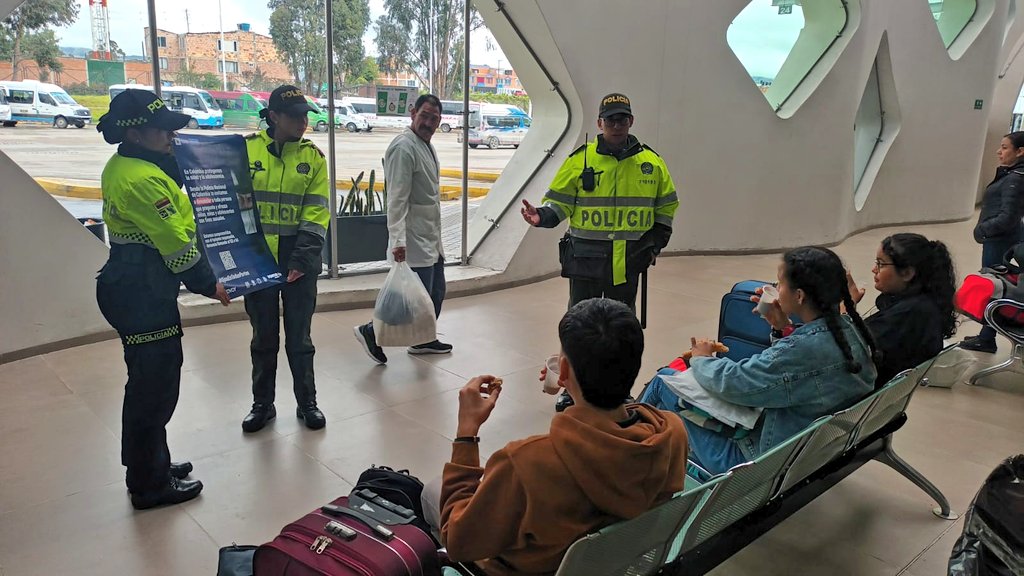 PoliciaMTunja's tweet photo. Acompañamos a los viajeros en este puente festivo con el fin de contrarrestar cualquier hecho delictivo que se pueda presentar en los #TerminalDeTransporte y brindamos recomendaciones de autocuidado
#DiosYPatria https://t.co/QCqM3yWtiq