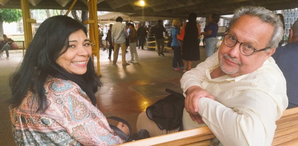 Florence Montero y <a href="/AngelG_Infante/">Angelgustavoinfante</a>, directores de la Escuela de Letras y el Instituto de Investigaciones Literarias.

30 de junio de 2023, durante la segunda vuelta de las elecciones en la Universidad Central de Venezuela.

Foto: <a href="/MarioMorenza/">Mario Morenza</a> 📸