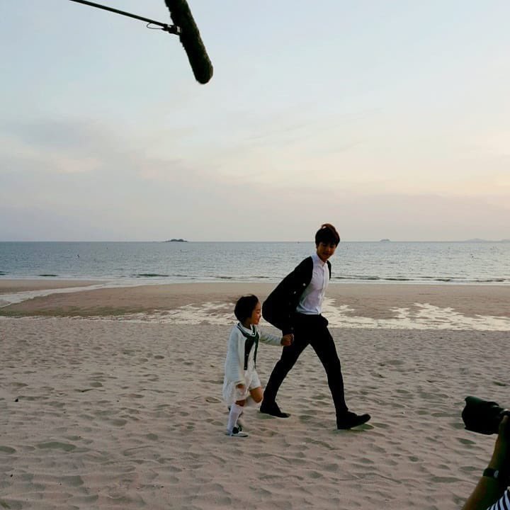 It is me with this littlw girl Lee Hanseo 4 years ago. Time flies so fast but the picture stays, it captures the best memories.