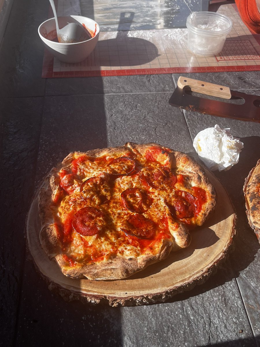 tcffied's tweet photo. edtwt how many calories does this look like i can’t tell everything i see online is for pizzas that are like 12” with tonnes of cheese i can’t tell but i don’t want to underestimate it 😭😭 https://t.co/SH5bkWDL0T