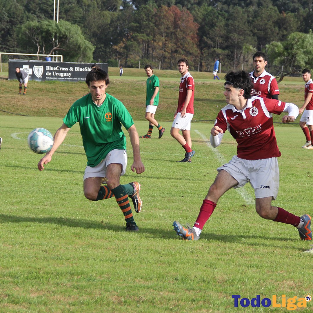 TodoligaTV's tweet photo. ⚽️ @TAPE_U venció 2-1 como local a @JMUniversitario por la Fecha 11 de la Divisional A de Mayores. El triunfo le permitió llegar a 15 puntos y colocarse en el sexto lugar. 

📷 Más fotos en https://t.co/L3JLnwRv9w https://t.co/EBUdQhpPlz