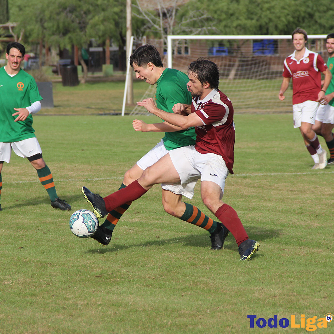 TodoligaTV's tweet photo. ⚽️ @TAPE_U venció 2-1 como local a @JMUniversitario por la Fecha 11 de la Divisional A de Mayores. El triunfo le permitió llegar a 15 puntos y colocarse en el sexto lugar. 

📷 Más fotos en https://t.co/L3JLnwRv9w https://t.co/EBUdQhpPlz