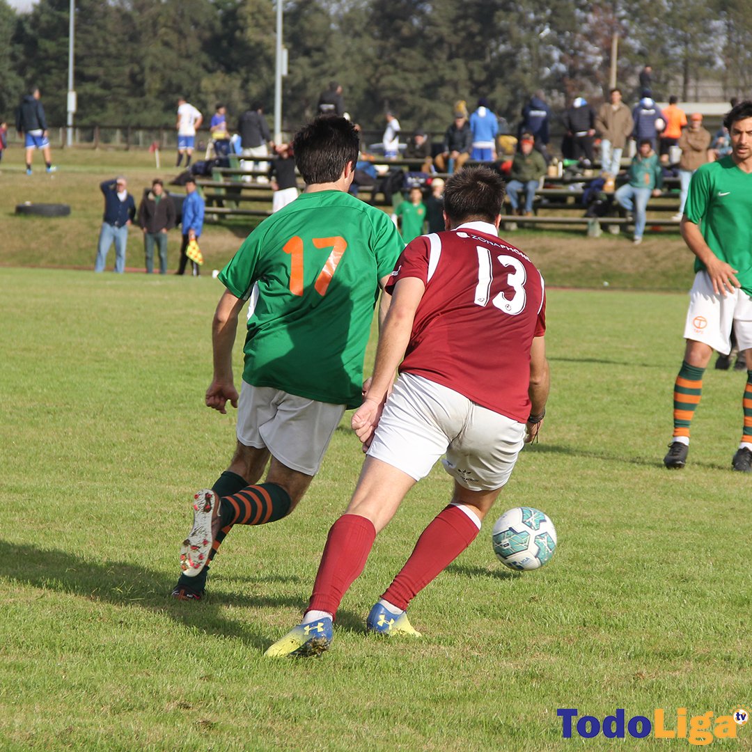 TodoligaTV's tweet photo. ⚽️ @TAPE_U venció 2-1 como local a @JMUniversitario por la Fecha 11 de la Divisional A de Mayores. El triunfo le permitió llegar a 15 puntos y colocarse en el sexto lugar. 

📷 Más fotos en https://t.co/L3JLnwRv9w https://t.co/EBUdQhpPlz