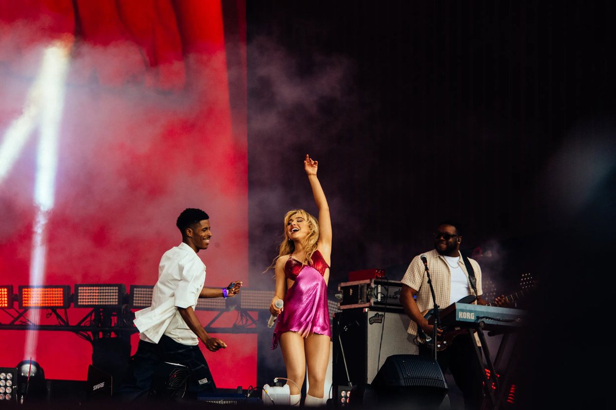 charts_sabrina's tweet image. “BLACKPINK may be the headline act at today’s edition of BST Hyde Park, but there’s pop perfection throughout the line-up — Sabrina Carpenter, who was made for these kinds of massive stages”. — @readdork magazine on @SabrinaAnnLynn’s performance at #BSTHydePark.