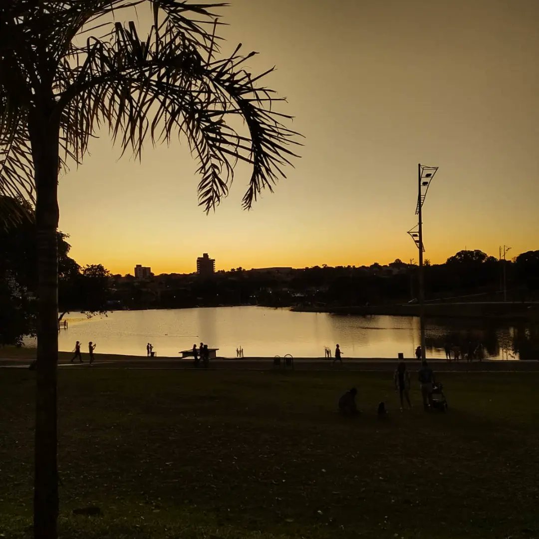 edusilveira76's tweet photo. Curtindo o domingo apreciando o entardecer. Vários tons de cores.
.
#fimdetarde #sunset #pordosol #entardecer #anoitecer #sunday #naturephotography #nature #instaphoto #instanature #photooftheday #photo #belezanatural #apreciando #curtindoodia #multicores #ceucolorido https://t.co/xu1UISYOYx
