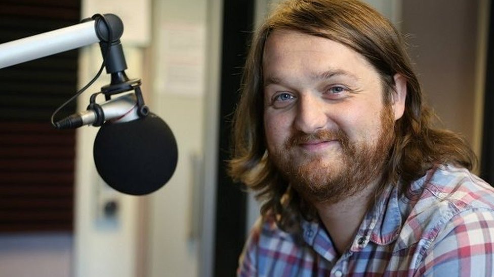 Heno (3.7.23) am 8 yn y Griffin Penrhyndeudraeth: ‘Taith am Adra’ - Ifor ap Glyn a ⁦<a href="/dylmei/">Dyl Mei</a>⁩ - sgwrs, tiwns a cherddi. Dewch i gefnogi gwaith ⁦@welshrefcouncil⁩ ac aildrydarwch plis, ⁦@boimoel⁩ ⁦@SueProof⁩ ⁦<a href="/siannorthey/">sian northey</a>⁩ Diolch!