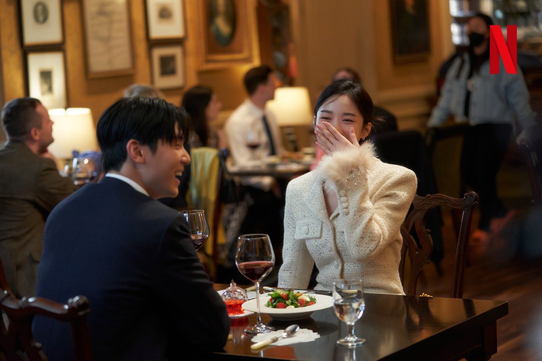 NetflixKR's tweet photo. 반짝반짝 빛나는 <셀러브리티>에 빛나는 특별 출연진 더하기✨

정주행할 이유가 또 생겼네요. <셀러브리티>, 지금 바로 넷플릭스에서 만나보세요. https://t.co/2mV6ytTo9R