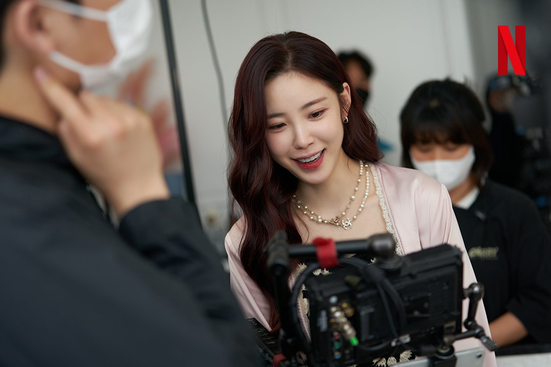 NetflixKR's tweet photo. 반짝반짝 빛나는 <셀러브리티>에 빛나는 특별 출연진 더하기✨

정주행할 이유가 또 생겼네요. <셀러브리티>, 지금 바로 넷플릭스에서 만나보세요. https://t.co/2mV6ytTo9R