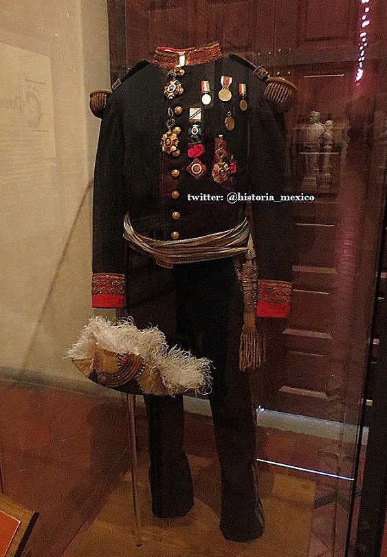 historia_mexico's tweet photo. Uniforme del general Porfirio Díaz Mori ( 1830-1915) https://t.co/WIBNAxbLSE