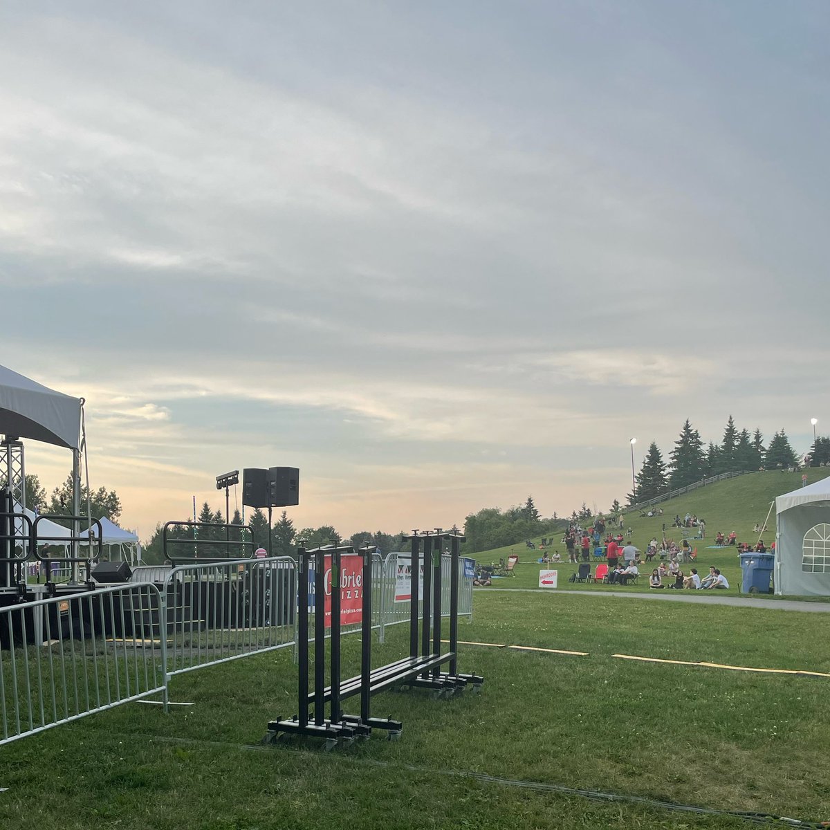 #Kanata - the skies are working for us tonight and people are starting to show up and get on the hill in preparation for #fireworks <a href="/KanataNorth/">Kanata North 🦋 @kanatanorth.bsky.social</a> <a href="/Kanata_SouthW23/">Ward 23 - Kanata South</a> <a href="/JennaSudds/">Not active account</a>