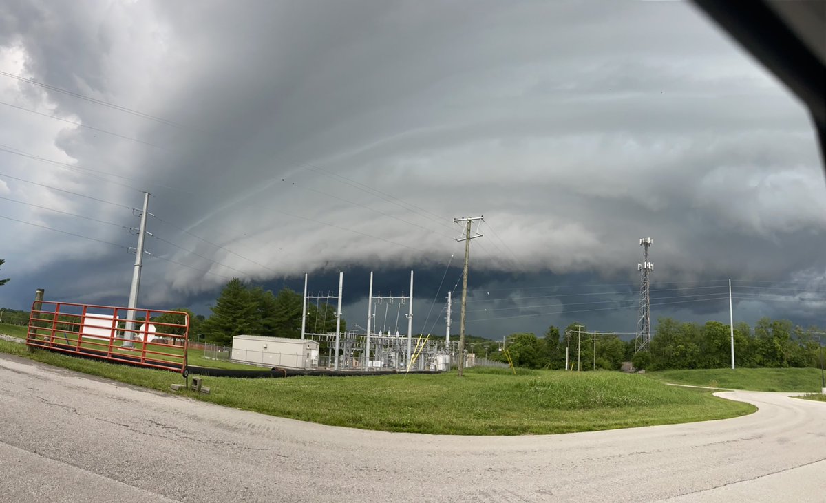 Shelf cloud a short bit ago in Nicholasville #kywx @Kentuckyweather Absolutely beautiful structure.