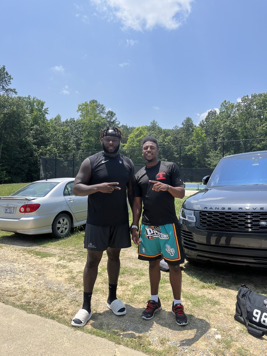 JordanBlakeney_'s tweet photo. First NFL Client 🙏🏾 @AtlantaFalcons 

God blessed me with the opportunity to elevate my craft, you are truly the greatest! 

A year ago I came home from college lost, A whole year later… LOOK AT ME NOW!

It’s crazy how them tables turn✍🏾

THE WORK GONE SHOW📈 https://t.co/mcfAx9GBNA