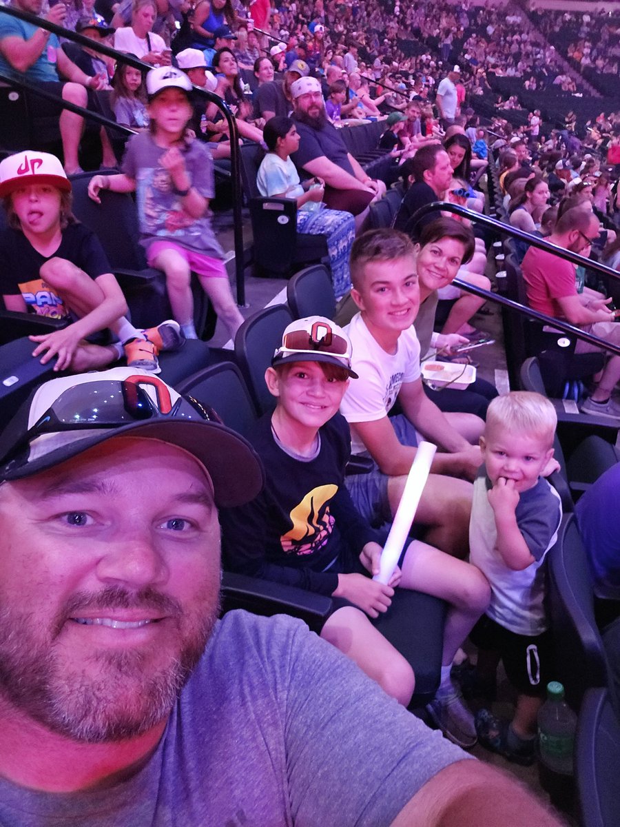 No better way to spend a Sunday night with the family than with <a href="/DudePerfect/">Dude Perfect</a> #dudeperfecttour