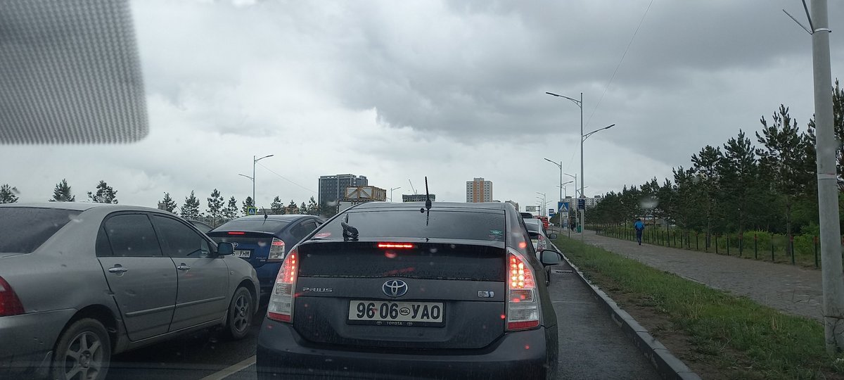 Нисэхийн тойрог дээр бүтэн цаг зогсож байна.энэ тойргийг 4 замын уулзвар болгож болдоггүй юм байхдаа.