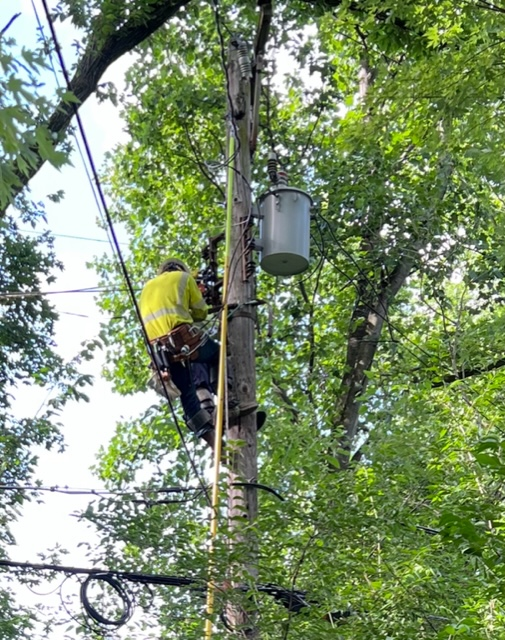 AESIndiana's tweet photo. Thank you to our field crews who have been working 24/7 since Thurs. to safely restore power to our customers. They've been working through rain, lighting, winds &amp; yes, sunshine too, to get your power back on. Their work takes fierce dedication that sometimes go unappreciated. https://t.co/TOYnxfZHy4