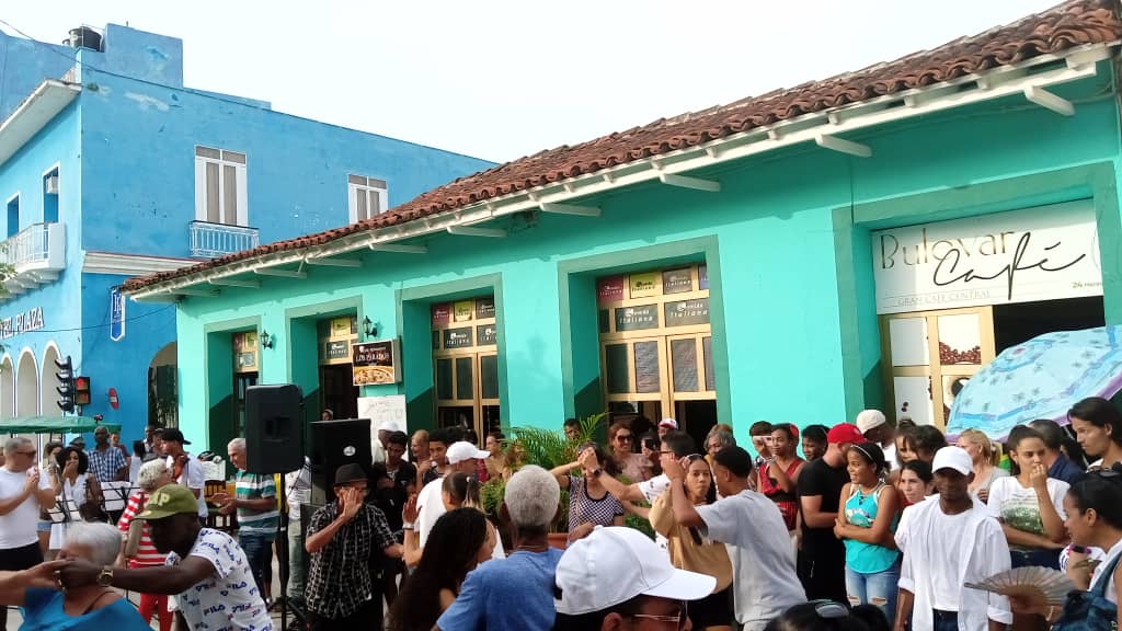 Este verano #Cuba baila #VeranoConAmor <a href="/DeivyPrezMartn1/">Deivy Pérez Martín</a> <a href="/JulioLu36970211/">Julio Luis</a> <a href="/RomelBeltrnPre2/">Romel Beltrán Pérez</a> <a href="/MEspirituana/">@MariposaEspirituana</a> <a href="/isbelreina1979/">Isbel Reina Cuba</a> <a href="/Dailany2011/">Dailany González Medina</a> <a href="/AlienBorges/">Alién Borges</a> <a href="/VeitiaAlien/">Alien Veitía Pérez</a> <a href="/YeroMendoza/">Loreta Yero Mendoza</a> <a href="/Yanisley_Gallo/">Yanisley</a> <a href="/yanisarichar/">@YanisaRichar</a> <a href="/mirelis87/">Mirelis87</a> <a href="/BarbaraMinguez/">Barbara Minguez</a> <a href="/AlexisLorente74/">Alexis Lorente Jiménez</a> <a href="/Tapi11Jos/">José Manuel Tapia</a>  <a href="/Yalina69641850/">Yalina</a>