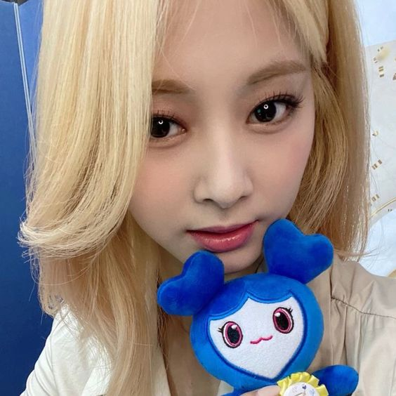 _menarii's tweet photo. ¡! ❞entering kwanga...❞
▁ ▂ ▃ ▄ ▅ ▆ █ 100 %
🎵 hi, ! im mena - 13, blk !
🎵 looking for orbits, once, mys but all fandoms are okay !!
🎵 not new to #stantwt / #kpop twt
       ♡/↻ to be moots and spread !!
₊˚ʚ ᗢ₊˚✧ ﾟ.  <3 https://t.co/LuoZylz8Wq