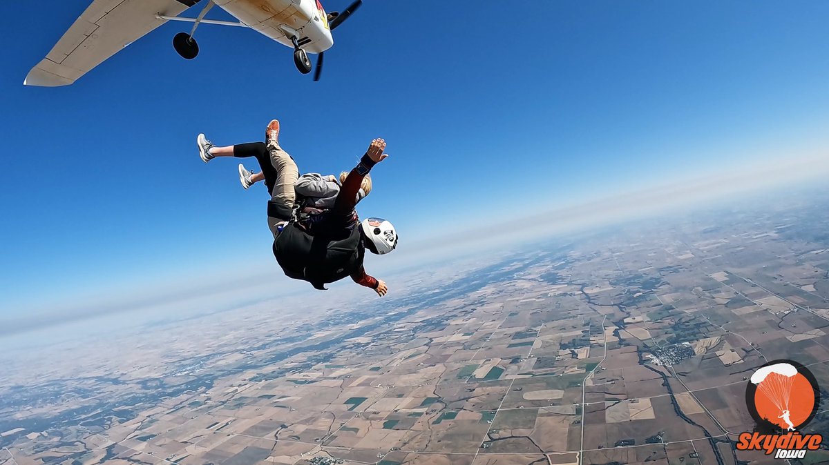 MikaylaSchaefer's tweet photo. Kinda an amazing feeling when you put fear aside and put yourself first… 
✅ 5K
✅ George Strait Concert
✅ Skydiving 
so many more adventures yet to come 🤩 https://t.co/UurPxpE2d8
