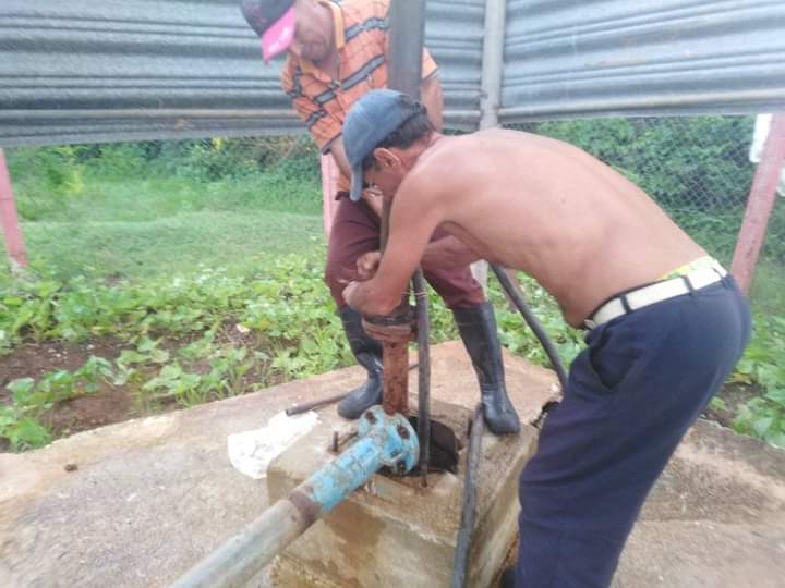En la tarde noche de hoy se realiza montaje de una electro bomba sumergible en la estación de Bombeo Baragua, por parte de la <a href="/UEB/">ueb</a> AS AAl Holguín, quedando restablecido el servicio de abasto de agua.