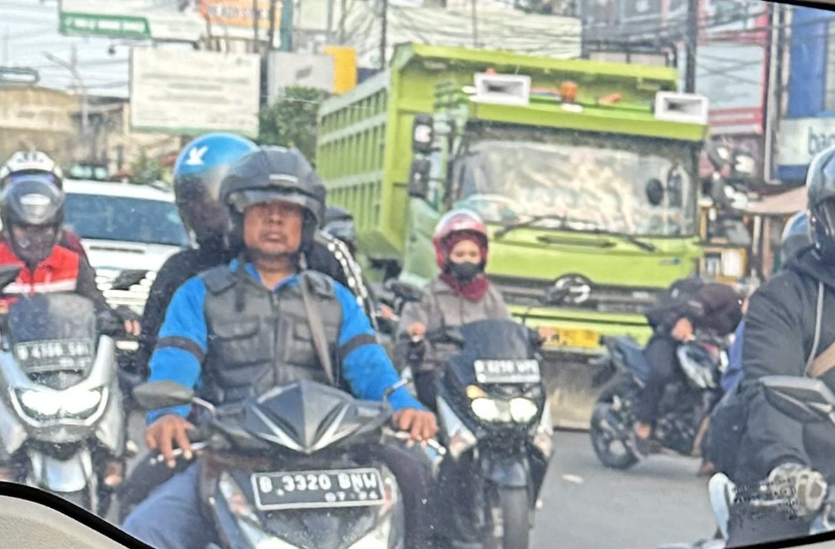 Konyol betul. Di tengah ujicoba mengurai kemacetan di jalan Ciputat, kok ya truk dinas ini dibiarkan nangkring di bawah fly over di jam sibuk pagi hari. 😖😡