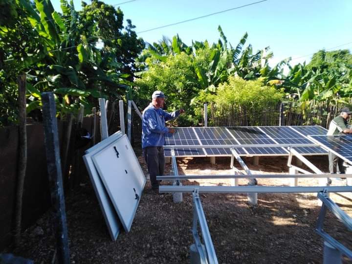 Holaguaa's tweet photo. Quedaron instalados los paneles solares para darle continuidad al cambio de matriz en la estación de bombeo El Cocal de la @UEB #Holaguaa #Holguín, dando respuesta a la afectación existente. https://t.co/e1WhXo060s