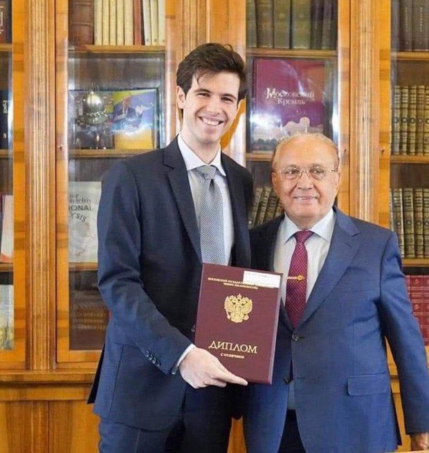RoiLopezRivas's tweet photo. El hijo de Bashar Al Assad acaba de graduarse con honores de la Universidad Estatal de Moscú, obteniendo una maestría en matemáticas.

El hijo de Joe Biden acaba de ser captado filmándose fumando crack al volante, conduciendo a 270 kph en su camino a Las Vegas.

Via @jacksonhinkle