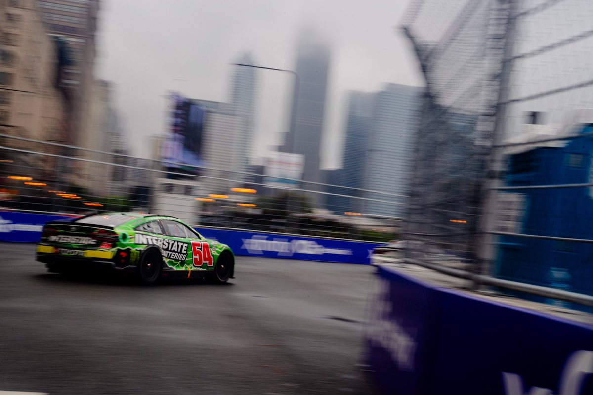 interstatebatts's tweet image. 29 laps to go and @tygibbs is rocking it on the street ⚡️⚡️⚡️ #TeamInterstate @JoeGibbsRacing