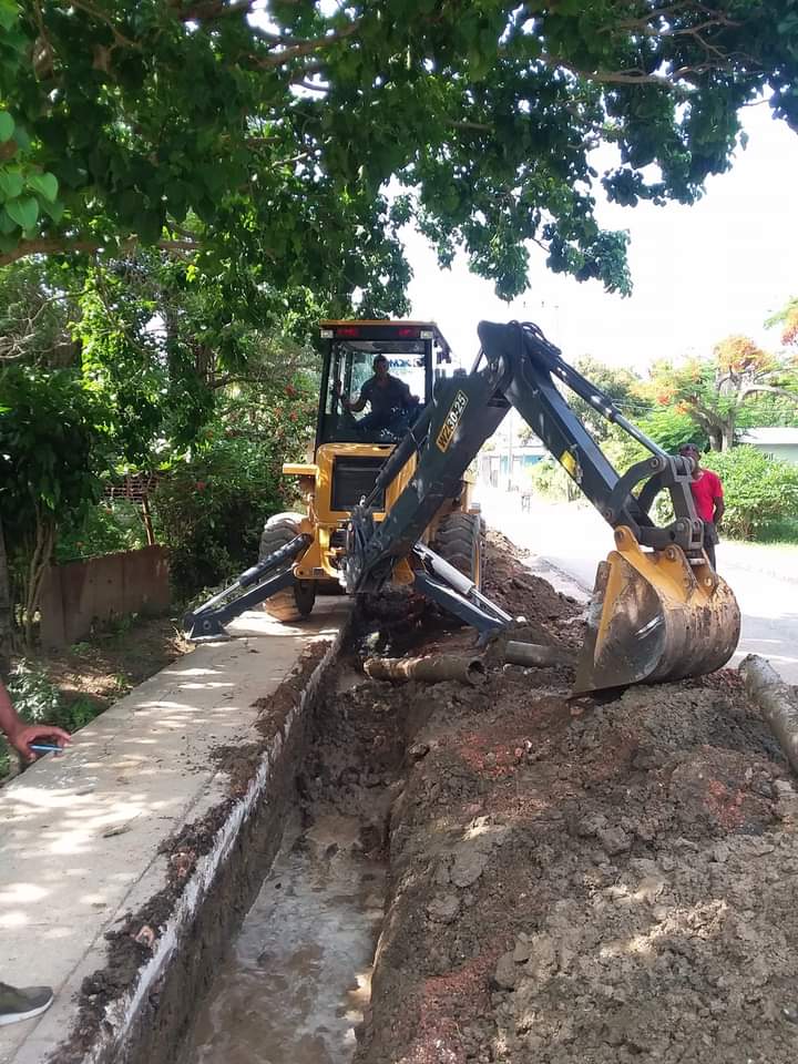 Holaguaa's tweet photo. Se iniciaron los trabajos de rehabilitacion de las redes hidráulicas de calle 10 en Rafael Freyre en #Holguín como parte de las acciones para mejorar el servicio a la población https://t.co/Bvkw22G4Mf