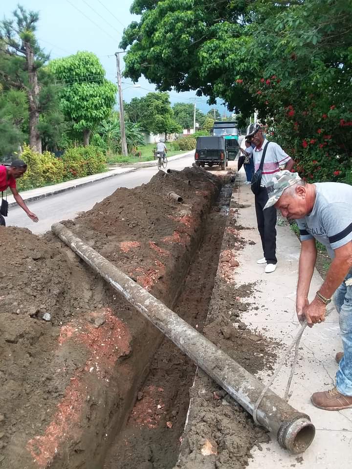Holaguaa's tweet photo. Se iniciaron los trabajos de rehabilitacion de las redes hidráulicas de calle 10 en Rafael Freyre en #Holguín como parte de las acciones para mejorar el servicio a la población https://t.co/Bvkw22G4Mf