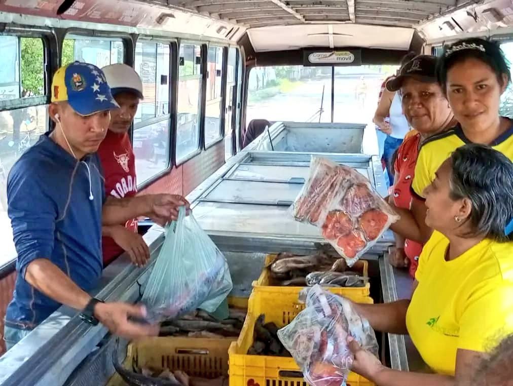 #Apure | Misión Alimentación despliega Feria del Campo Soberano en la comunidad "Tocal Las Parcelas", municipio San Fernando, favoreciendo a  2.313 familias con proteína subsidiada como pollo y pescado, además de productos de la canasta básica. 
#AmarEsPoesía 
#AlimentarEsVencer