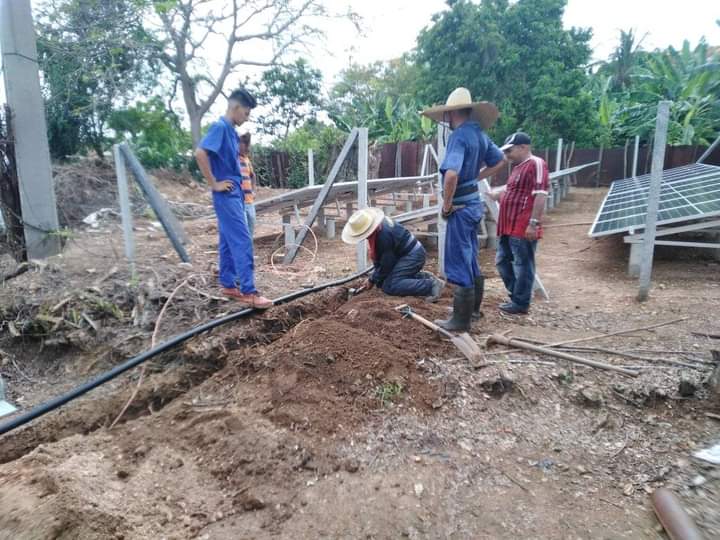 Largo día, desde horas tempranas se reiniciaron los trabajos del cambio de matriz energética en la estación de Bombeo El Cocal de la  #EAAHolguín
lográndo terminar el montaje de la bomba, aterramiento e instalación eléctrica.