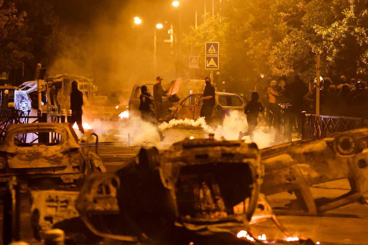 padrehayen's tweet photo. #Francia: la colisión del laicismo contra la inmigración musulmana que no se siente francesa. Fracaso estrepitoso de ingeniería social que quiere una sociedad atea revuelta con islamistas. Cría cuervos 🐦‍⬛ y te sacarán los ojos. https://t.co/NWGk6bJZWX