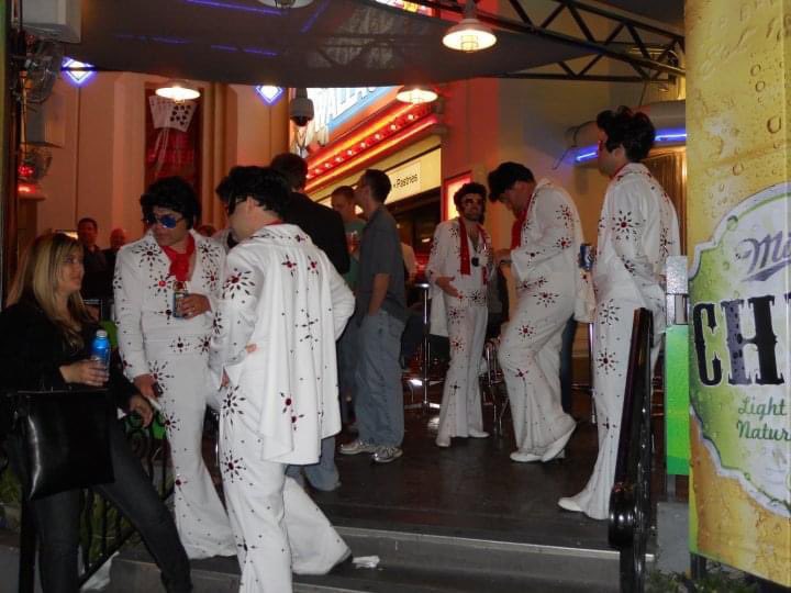 ShirleyCarnips's tweet photo. @LasVegasLocally Random group of Elvi? Elvises? https://t.co/dEMfNy7z6O