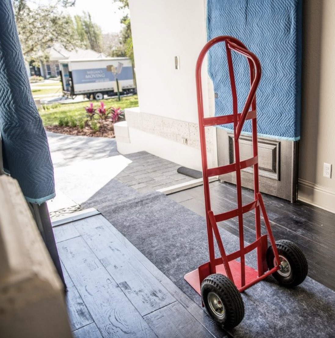 megansmovingco's tweet photo. At Megan's Moving, we take steps to ensure that floors &amp; doors are protected against scratches or other damages by laying down floor runners and padding door frames.👏👏👏
.
Are you moving soon? Send us a DM 📦📦
.
#moving #movingsolutions #realestate #home #orlando #florida https://t.co/BOsvwVoMXQ