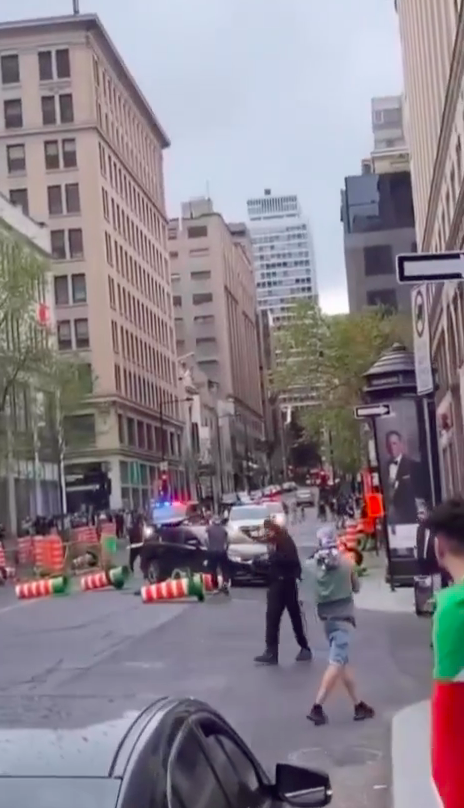 hassinhadi's tweet photo. DERNIÈRE HEURE

Importante présence policière ce soir aux abords du Centre Eaton de Montréal en raison d'une «manifestation», indique un porte-parole du SPVM.

Il semblerait, selon des messages publiés sur les médias sociaux, que des individus voulaient se mobiliser dans le secteur pour «faire comme les émeutes en France».

📹 : https://t.co/LXx48qRFCY et Instagram