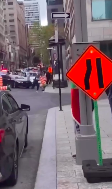hassinhadi's tweet photo. DERNIÈRE HEURE

Importante présence policière ce soir aux abords du Centre Eaton de Montréal en raison d'une «manifestation», indique un porte-parole du SPVM.

Il semblerait, selon des messages publiés sur les médias sociaux, que des individus voulaient se mobiliser dans le secteur pour «faire comme les émeutes en France».

📹 : https://t.co/LXx48qRFCY et Instagram