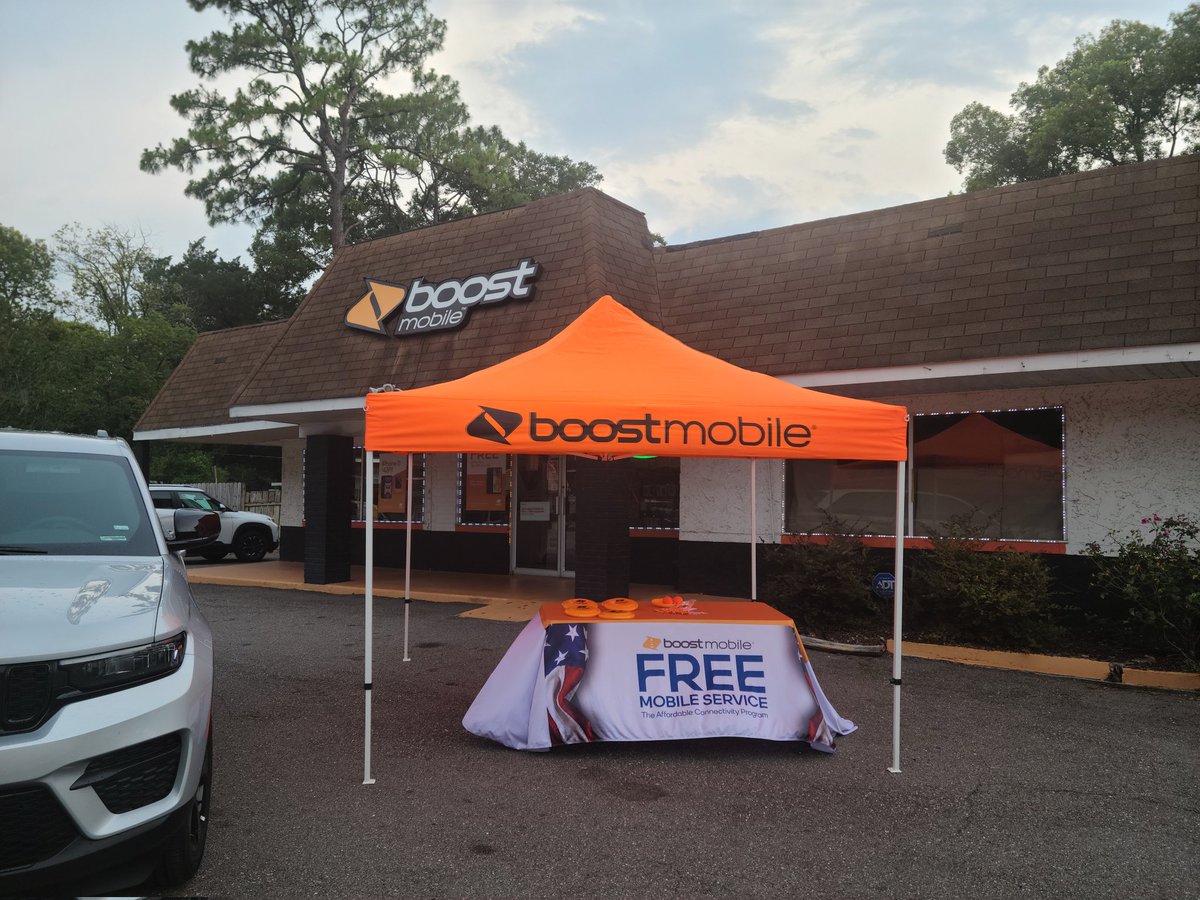jrcwireless's tweet photo. We are ready for the 4th. Mandarin, west Arlington, east Arlington is ready, switch to Boost Mobile today and save money lots of π° π€ #RedWhiteANDBoost @david_lopez702 @McclaryCandise @mschwager3 @dish @christrippVIP https://t.co/VBAvB3jLS7