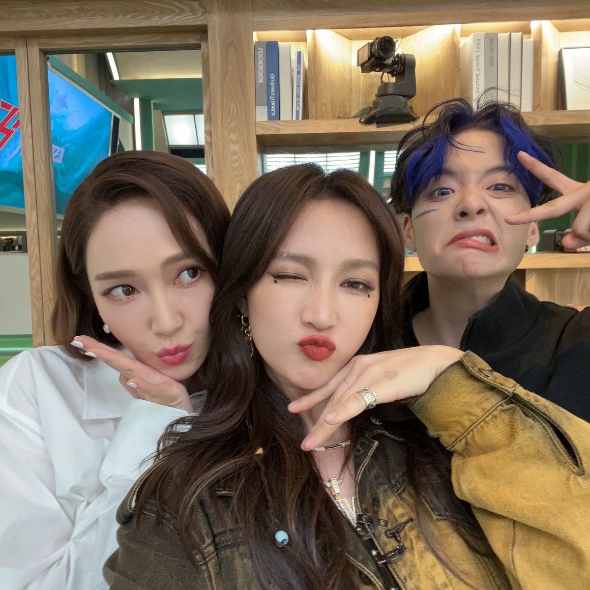 amberliu's tweet photo. FWENDS 💜 https://t.co/cu0SphaYII