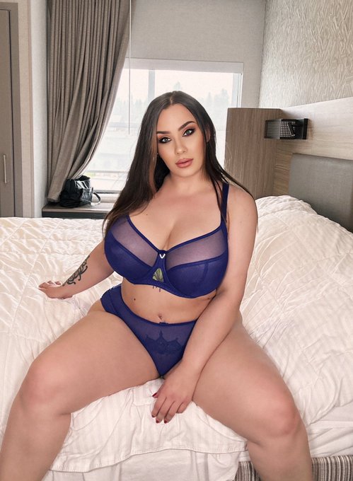 Are you bored? 🤔 I&rsquo;m sending out hot gifs on my 0F ! Let me brighten up your day! https://t.co/ILwDQ