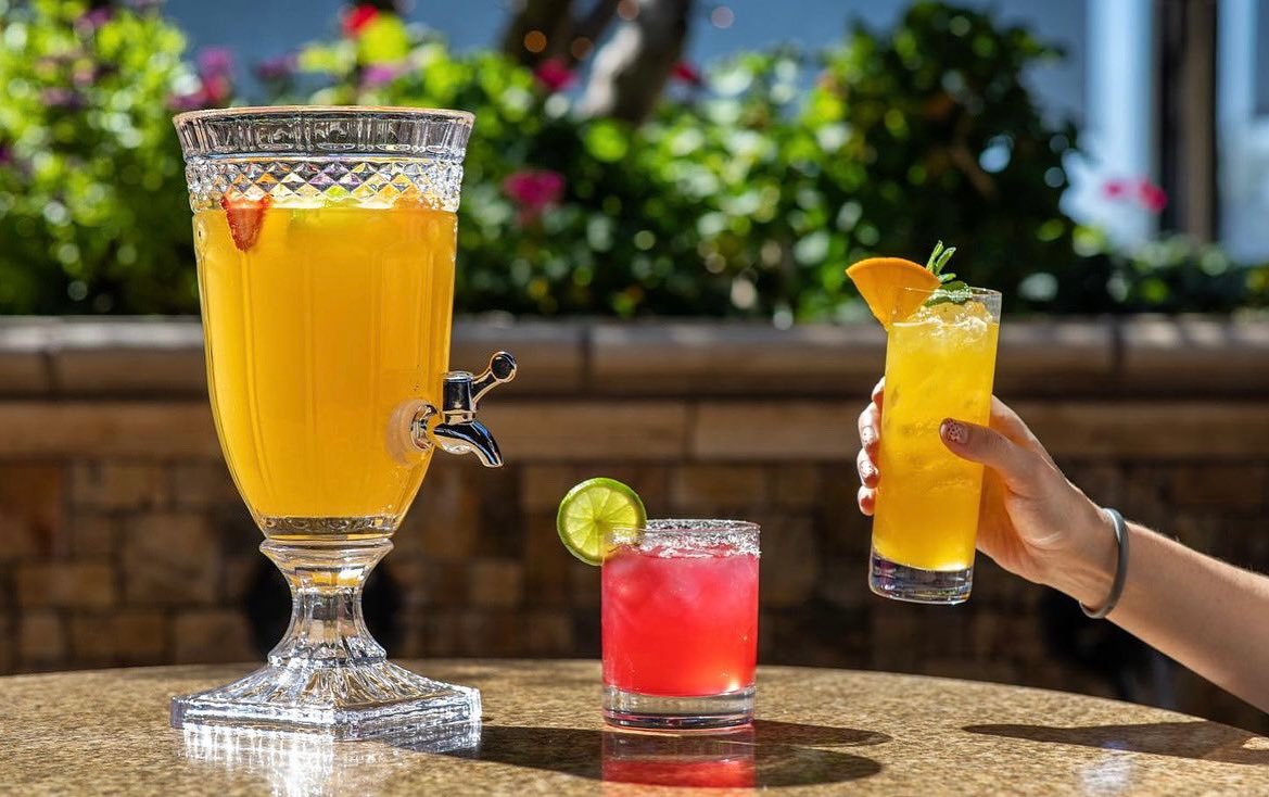 passport_sd's tweet photo. Let’s raise a glass! Celebrate with something delicious and refreshing from @AvensoleWinery’s selection of sparkling mimosas to craft cocktails to a great glass of food friendly wine or beer to enjoy with your meal 🍷
#avensole #avensolewinery #sandiego #sandiegowine #winery https://t.co/0dbWg5NGZG