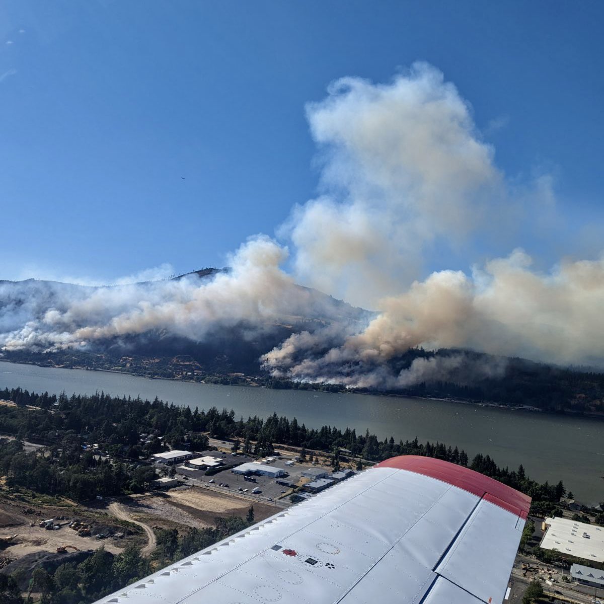 waDNR_fire's tweet photo. #WaWILDFIRE UPDATE #Tunnel5Fire indeterminate acreage and Skamania Sheriff’s Office expanded evacuations. Red Cross is at the fairgrounds to aid displaced folks. Unconfirmed amount of structures lost, power being shut off to some locations. Please avoid area. https://t.co/08W7qUL4Y7