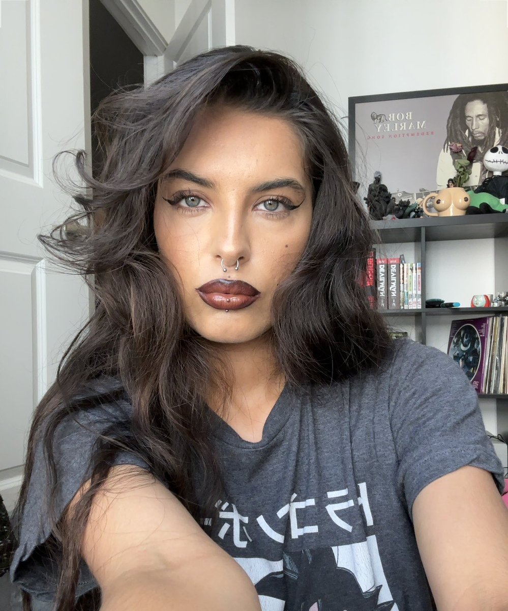 wenderzz69's tweet image. do you see the boobie mug in the back