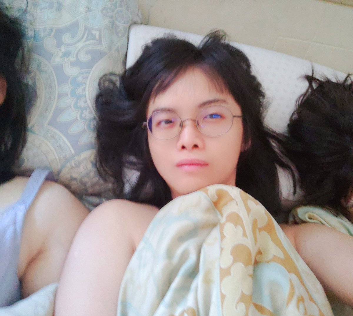 Cummin_Baby's tweet photo. 兩位小姐
可以不要再壓迫我的生存空間了嗎？ https://t.co/5oVY9CHUkm