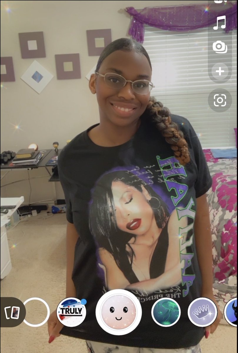 ebonykgray's tweet photo. My Aaliyah new shirt 💜🖤✨ #fyp #single #interracial #blackgirlrock #interracialsingles #curvy #wmbw #bwlm #swirllove #swirl #selfie #selflove #smile #viral #trending #xyzbca #aaliyah #aaliyahshirt #ponytail #selfie #selflovesunday https://t.co/kJV8GXA3s7