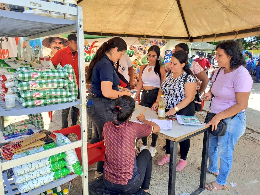 MinAlimenVen's tweet photo. #Barinas | Feria del Campo Soberano para seguir atendiendo a nuestro pueblo de la parroquia Ramón Ignacio Méndez.

Junto a los #CLAP @PDVAL_OFICIAL y @MercalOficial favorecimos más de 4.900 familias.

#AlimentarEsVencer https://t.co/EKLaN5QPr8