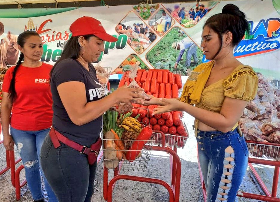 #Barinas | Feria del Campo Soberano para seguir atendiendo a nuestro pueblo de la parroquia Ramón Ignacio Méndez.

Junto a los #CLAP <a href="/PDVAL_OFICIAL/">PDVAL</a> y <a href="/MercalOficial/">Mercal Oficial</a> favorecimos más de 4.900 familias.

#AlimentarEsVencer